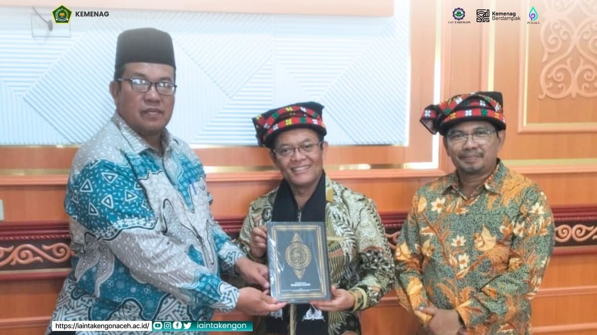 Rektor IAIN Takengon Serahkan Al-Qur’an Terjemahan Bahasa Gayo kepada Kepala Badan Bahasa Kemendikdasmen