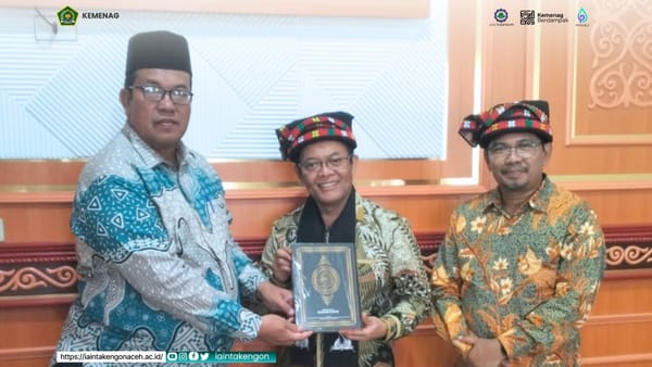 Rektor IAIN Takengon Serahkan Al-Qur’an Terjemahan Bahasa Gayo kepada Kepala Badan Bahasa Kemendikdasmen